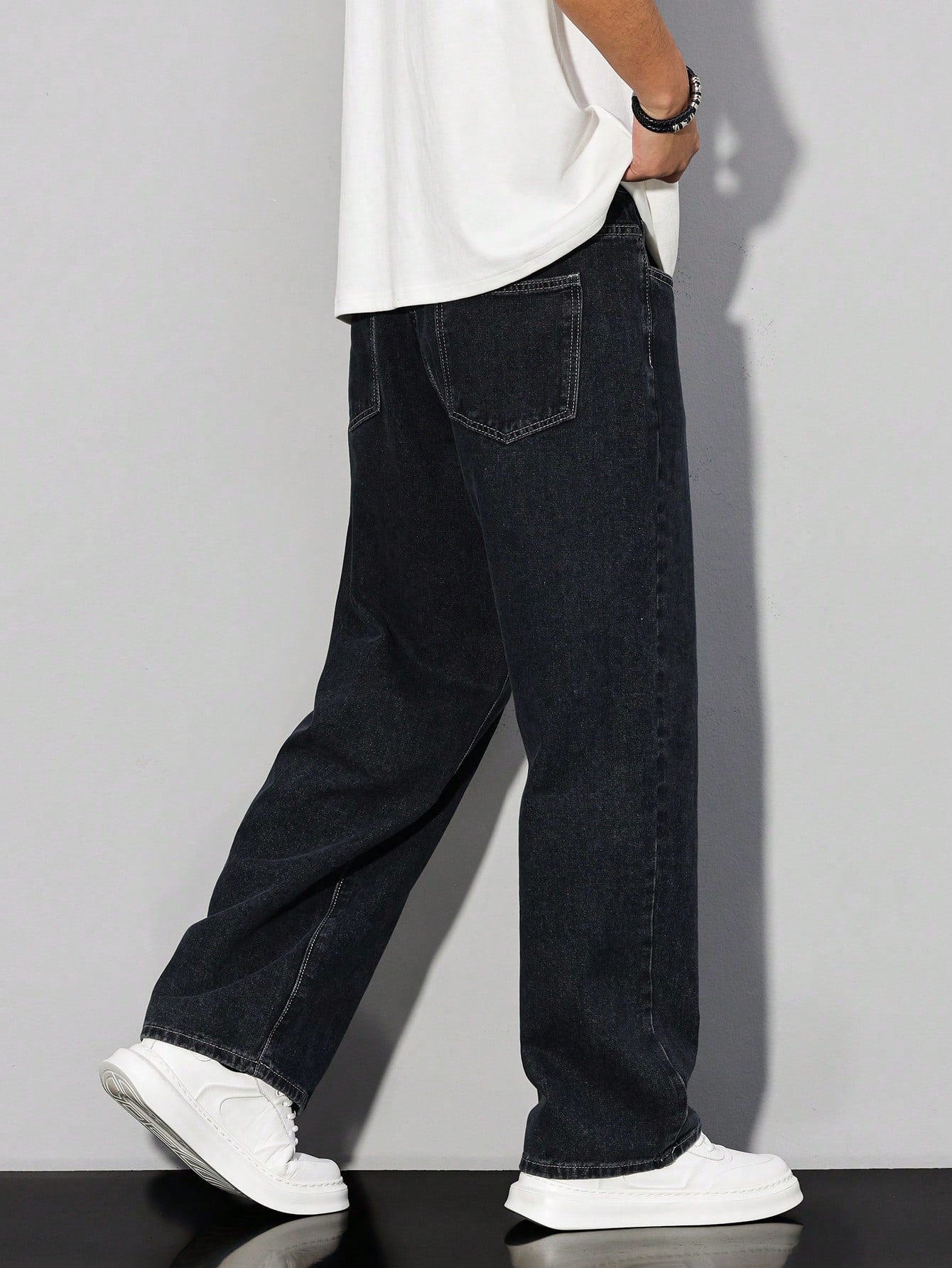 Manfinity Hypemode Jeans droits à poches obliques lavés, coupe ample pour hommes