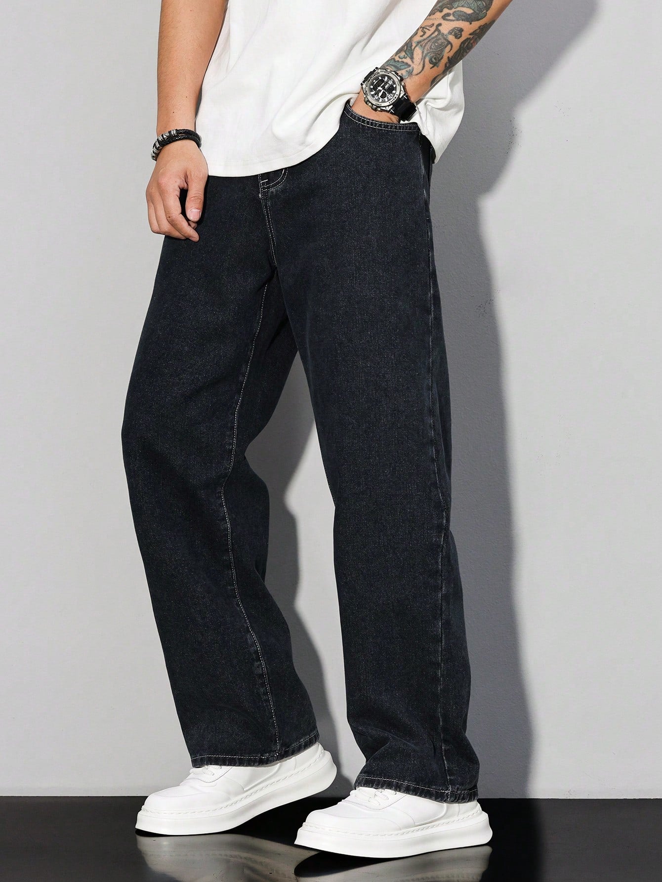 Manfinity Hypemode Jeans droits à poches obliques lavés, coupe ample pour hommes