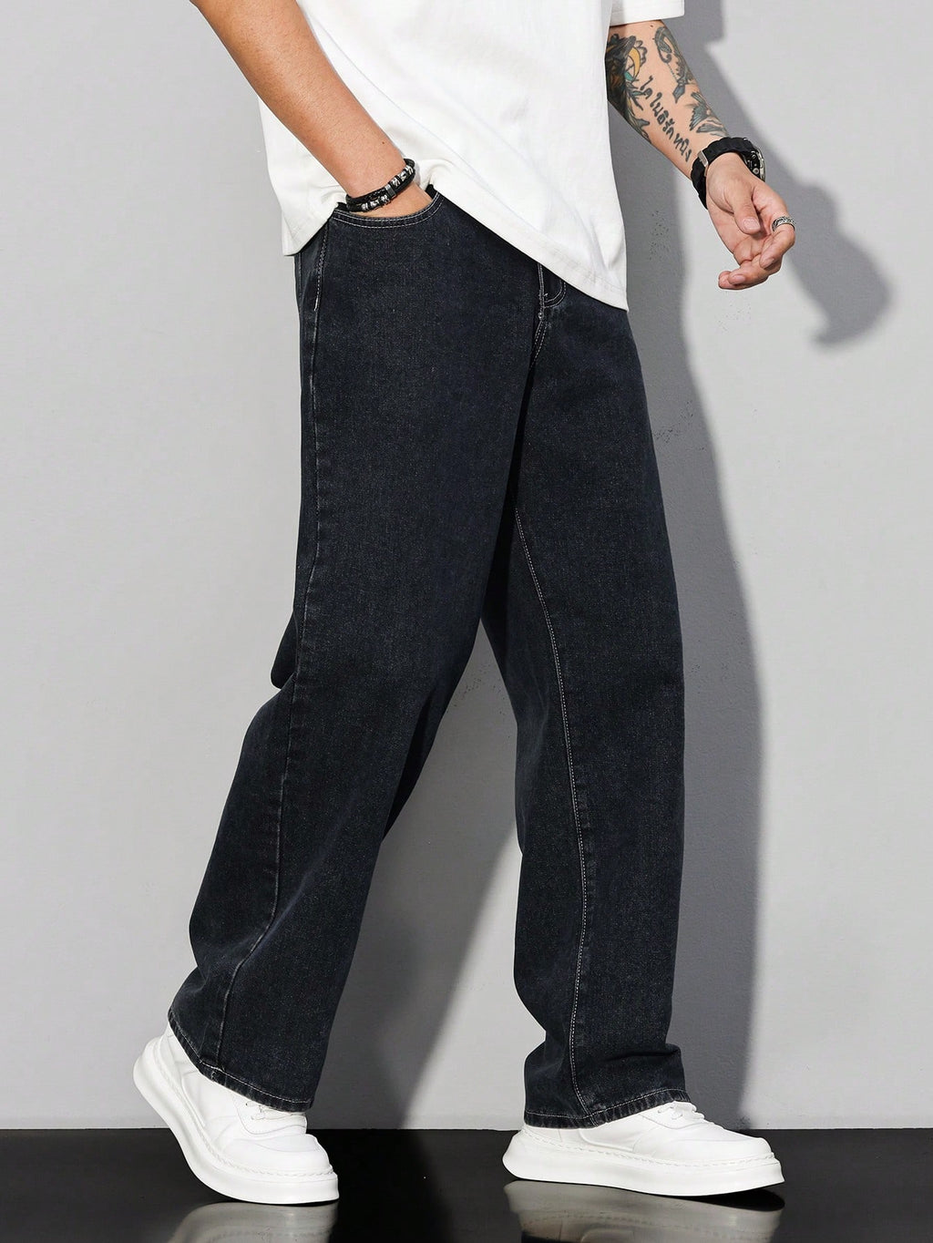 Manfinity Hypemode Jeans droits à poches obliques lavés, coupe ample pour hommes