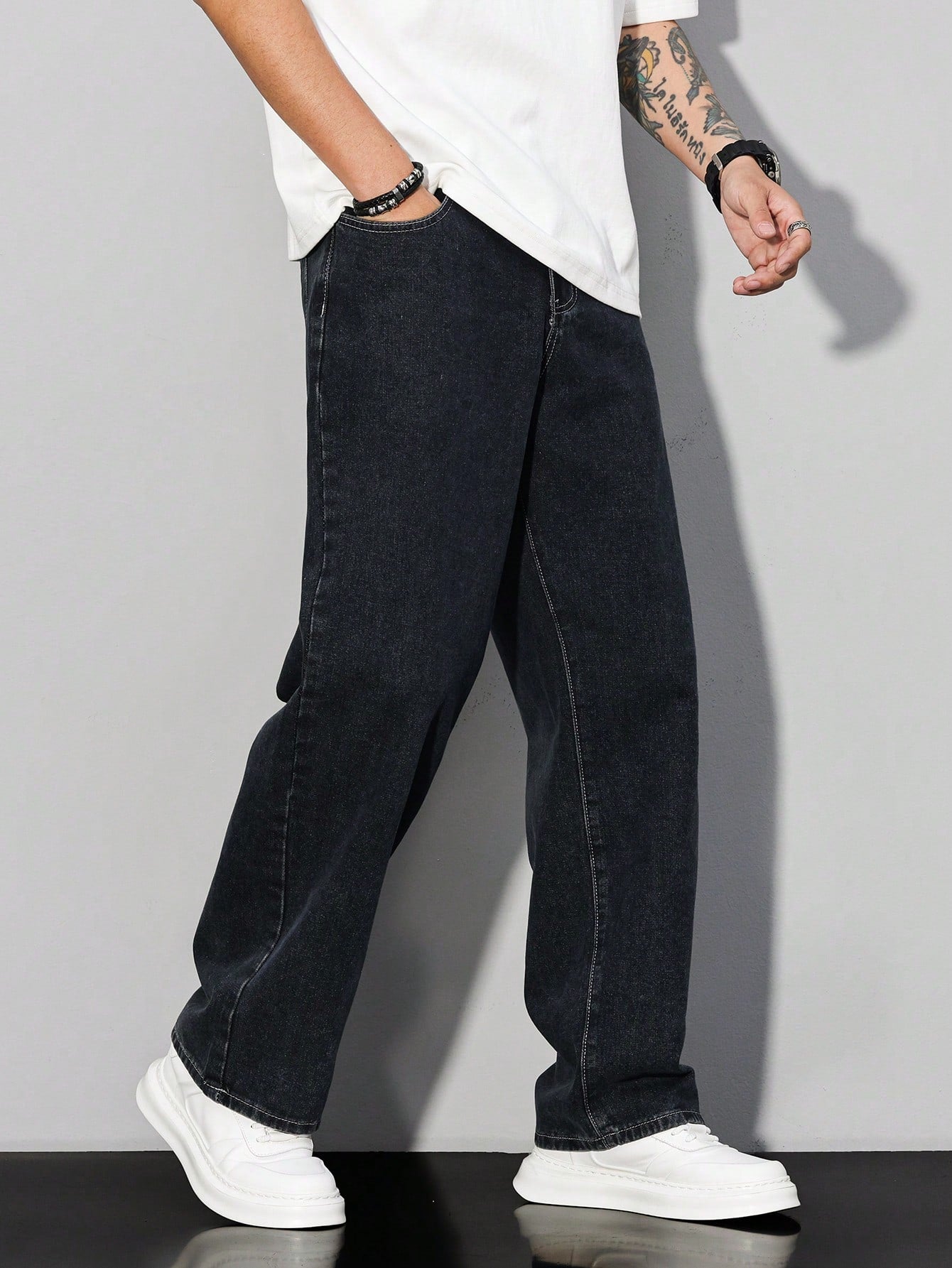 Manfinity Hypemode Jeans droits à poches obliques lavés, coupe ample pour hommes