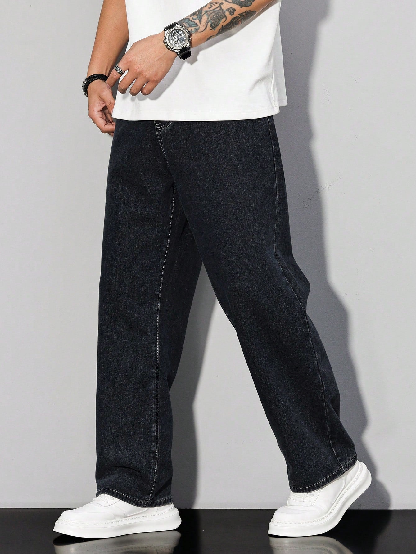 Manfinity Hypemode Jeans droits à poches obliques lavés, coupe ample pour hommes