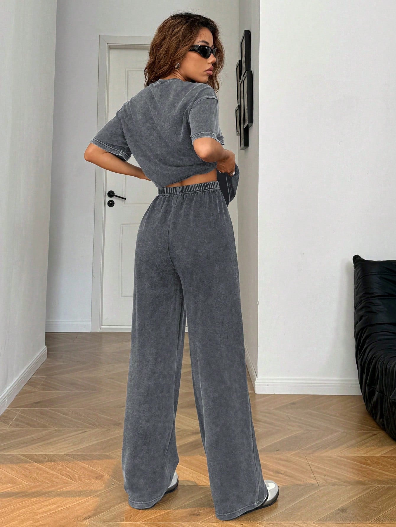 SHEIN EZwear Ensemble 2 pièces Top à manches courtes et pantalon gris vintage lavé avec broderie de lettres, tenue décontractée pour femmes