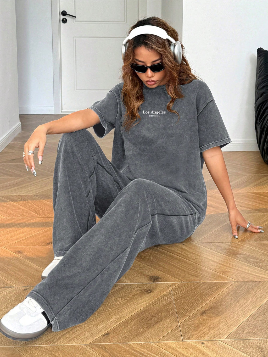 SHEIN EZwear Ensemble 2 pièces Top à manches courtes et pantalon gris vintage lavé avec broderie de lettres, tenue décontractée pour femmes