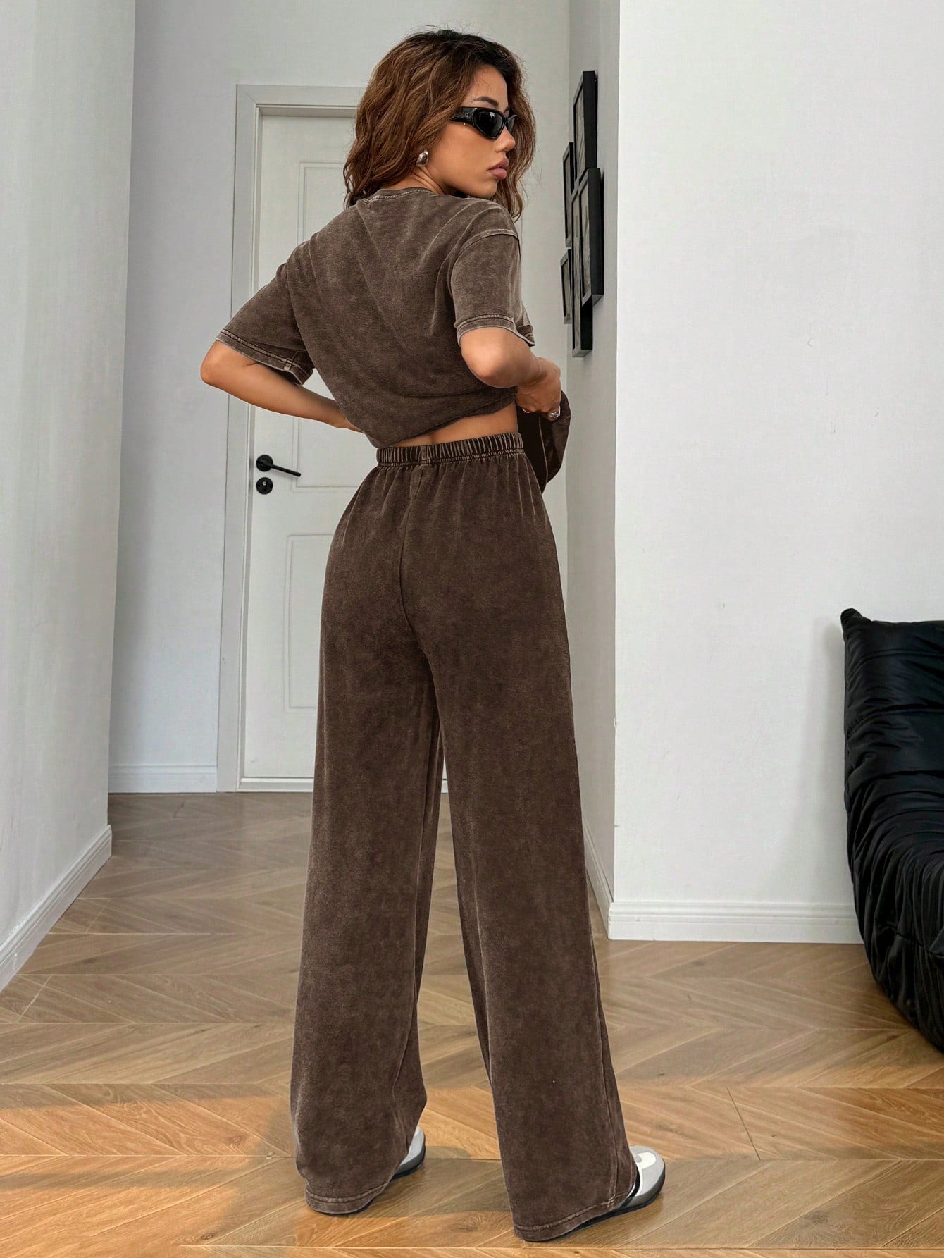 SHEIN EZwear Ensemble 2 pièces Top à manches courtes et pantalon gris vintage lavé avec broderie de lettres, tenue décontractée pour femmes