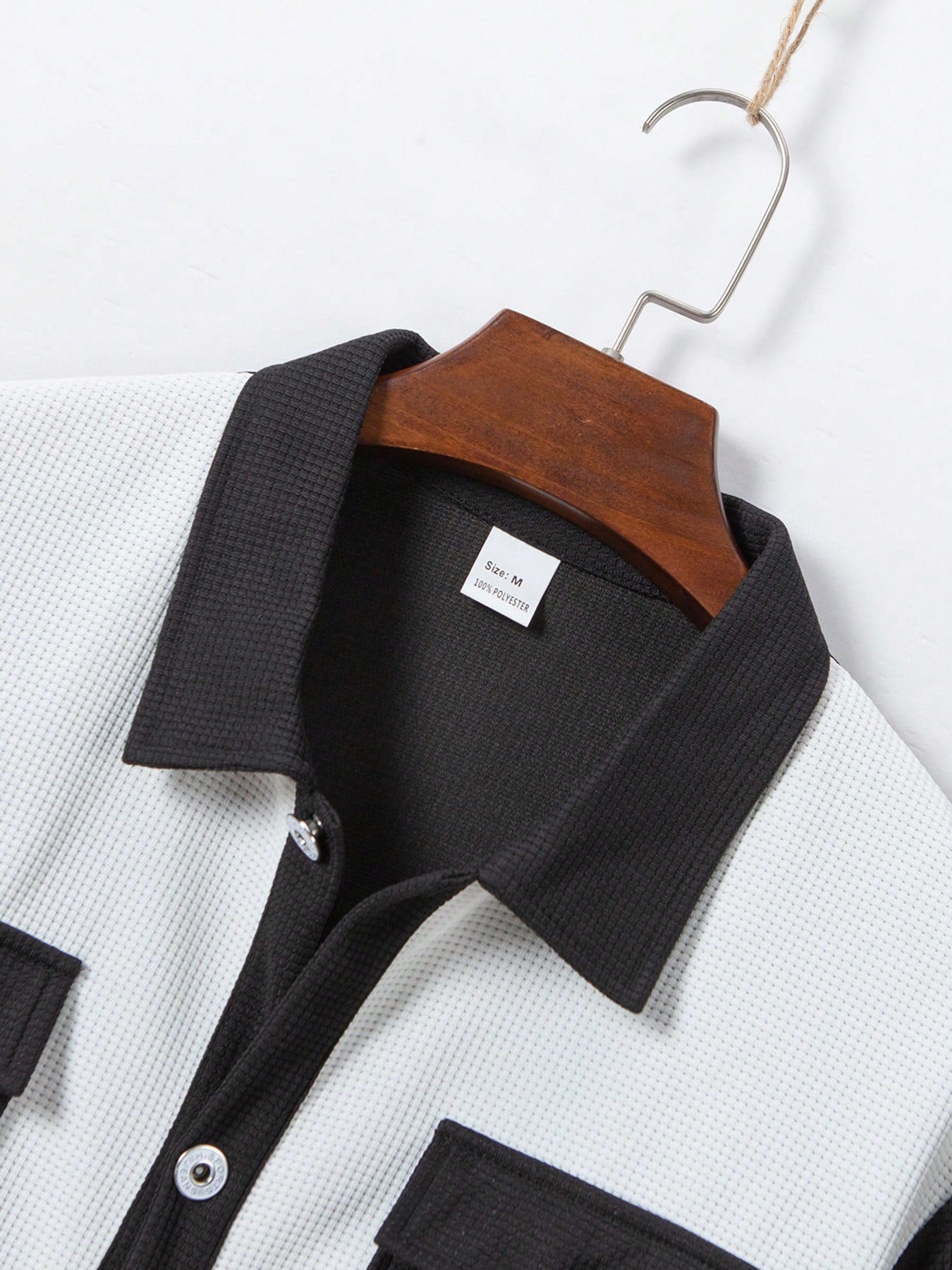 2 pièces Chemise décontractée mode homme avec boutons argentés contrastants, grandes poches et col châle + pantalon, tenue de printemps/été