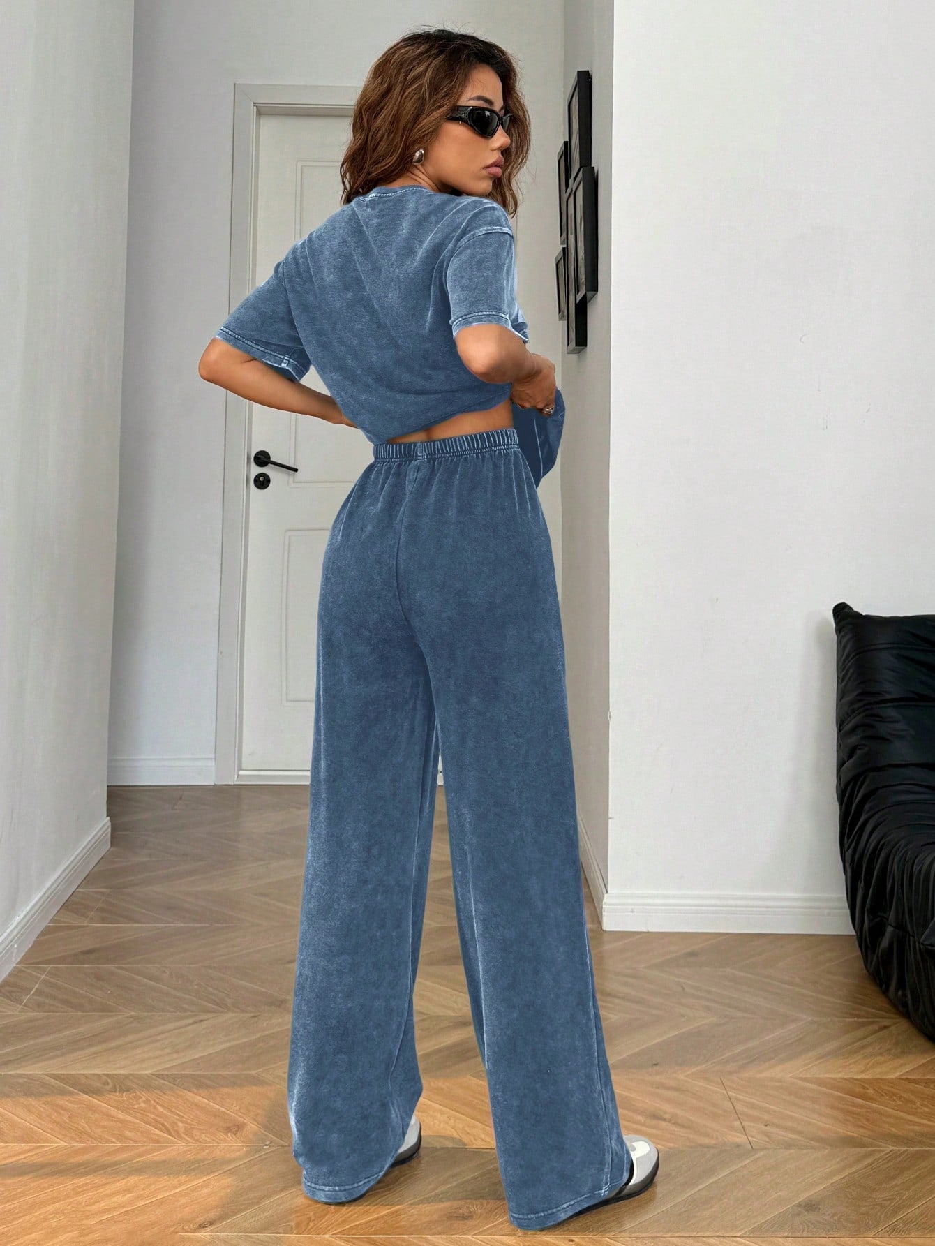 SHEIN EZwear Ensemble 2 pièces Top à manches courtes et pantalon gris vintage lavé avec broderie de lettres, tenue décontractée pour femmes