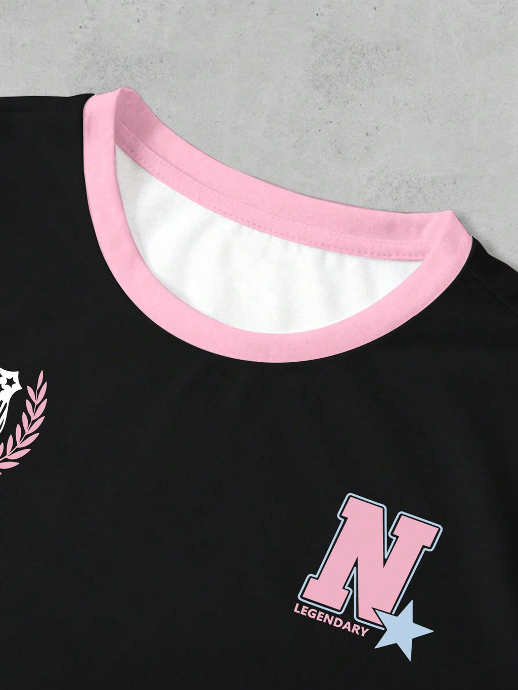 T-shirt stylé  pour femmes avec combinaison rétro de points et de lettres numériques