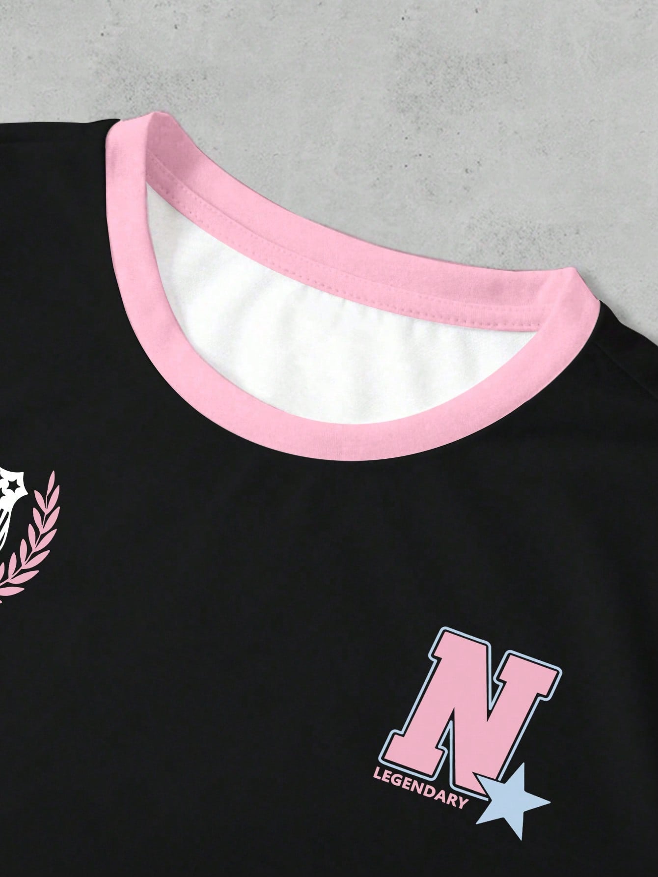 T-shirt stylé  pour femmes avec combinaison rétro de points et de lettres numériques
