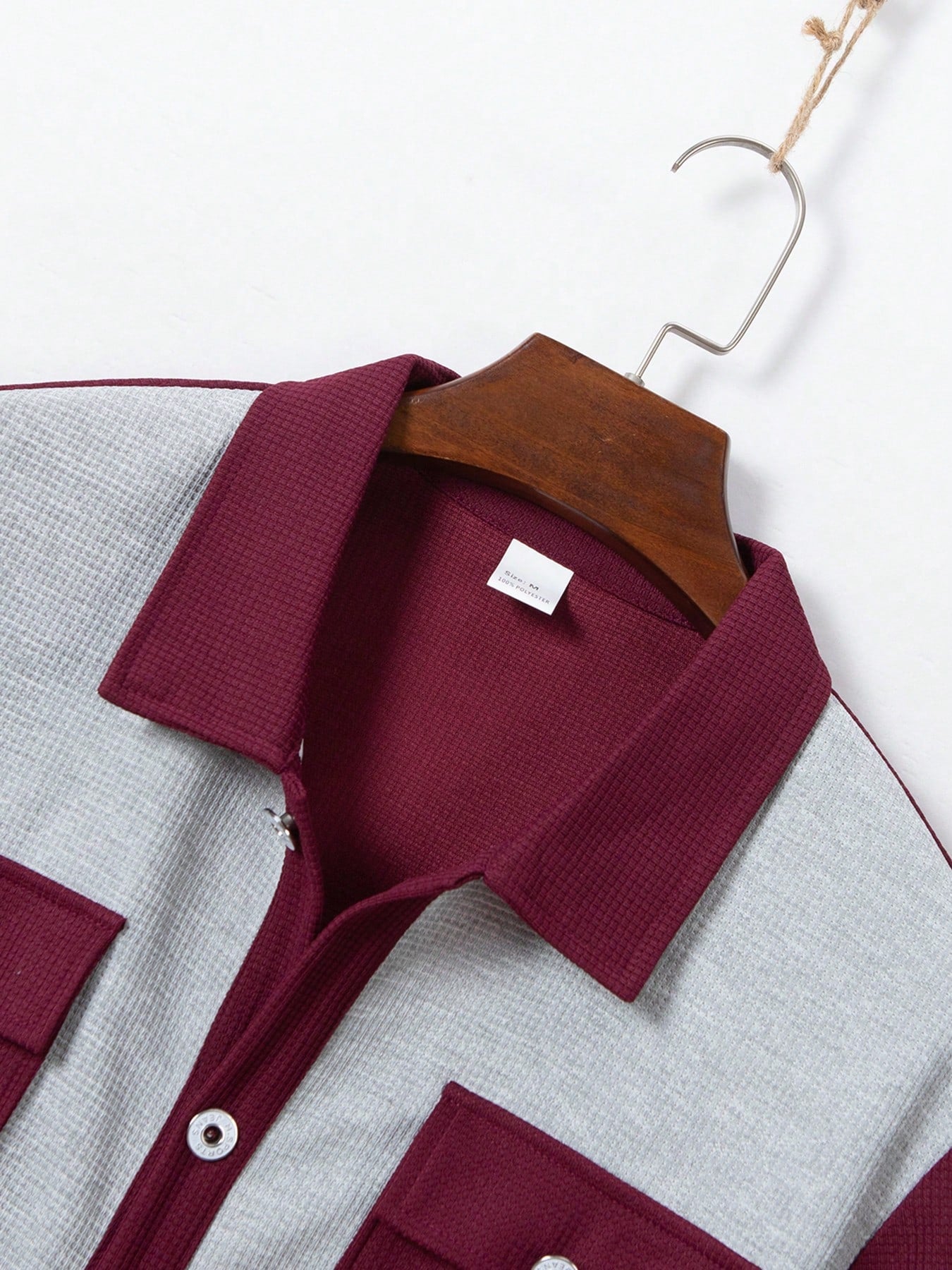 2 pièces Chemise décontractée mode homme avec boutons argentés contrastants, grandes poches et col châle + pantalon, tenue de printemps/été