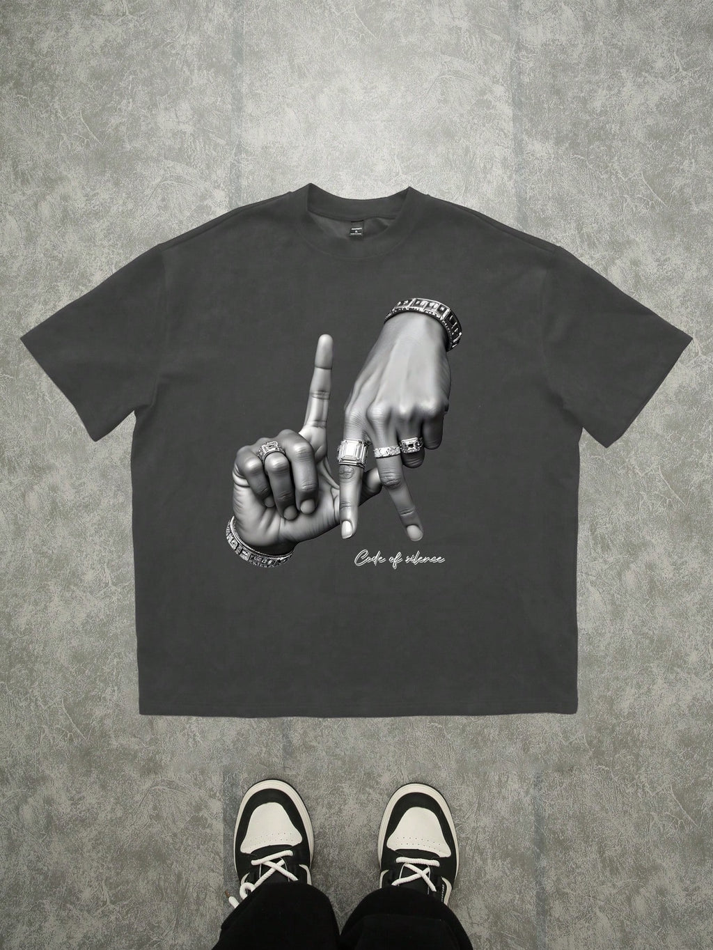 T-shirt noir imprimé de geste de la main pour hommes