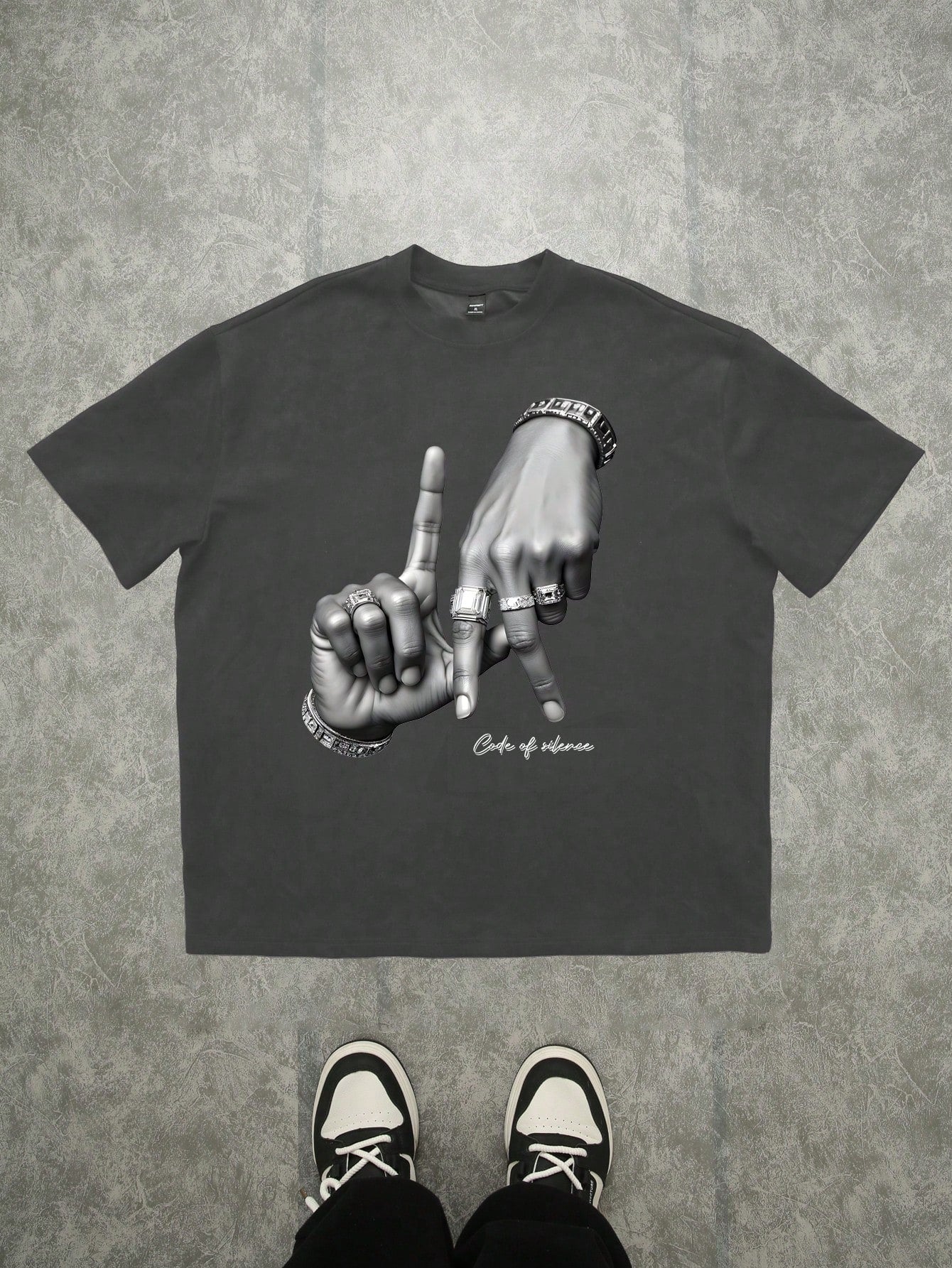 T-shirt noir imprimé de geste de la main pour hommes