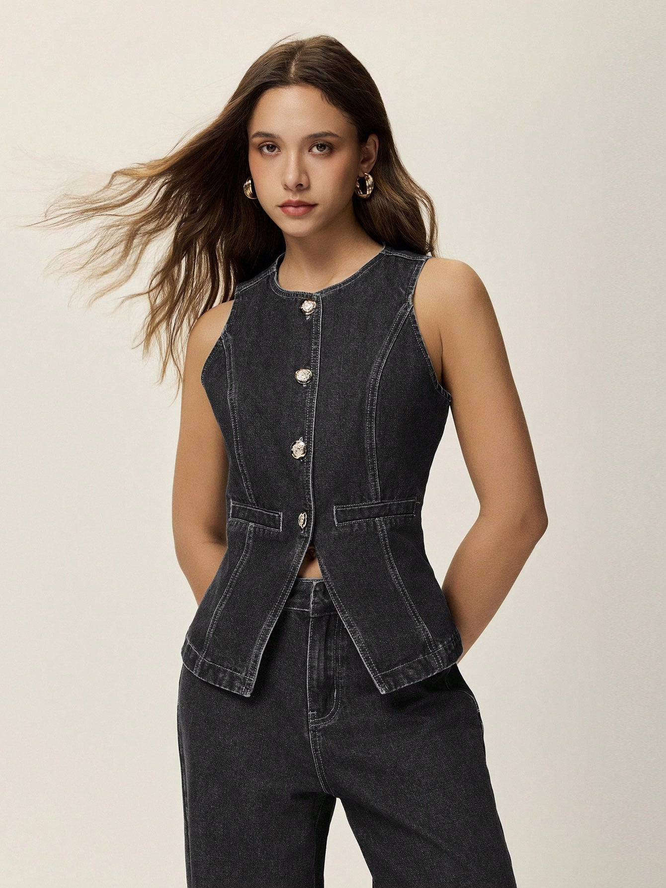 Poéselle Ensemble 2 pièces pour femmes : débardeur avec fente à la taille et boutons en métal, et jeans longs. Ensemble en denim élégant, jeans à jambe large et ample, jeans taille haute pour femmes, FW25