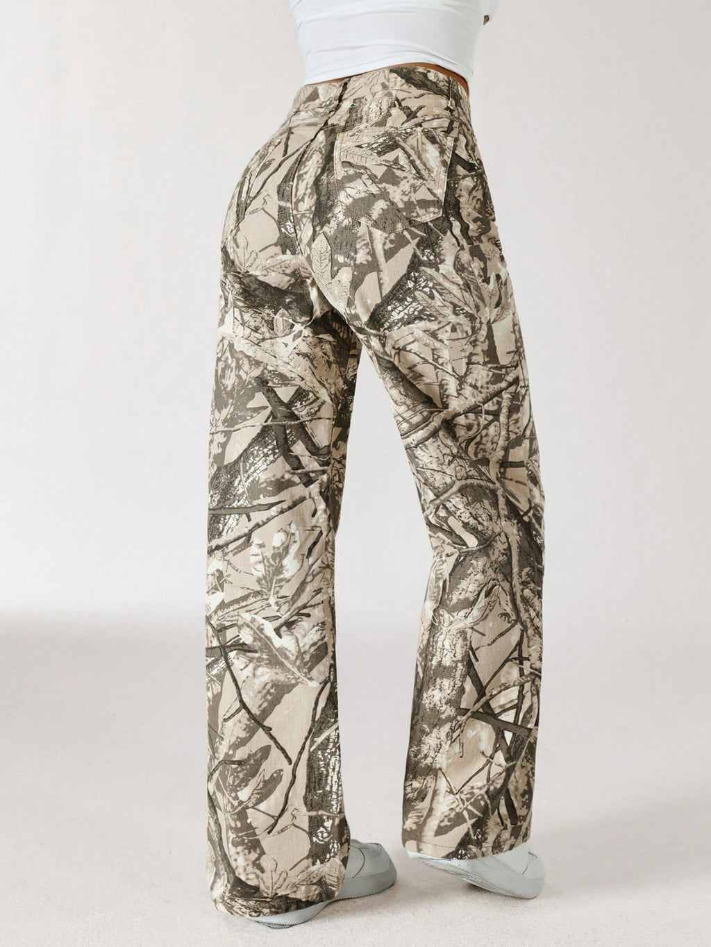 Jeans boyfriend amples en denim avec poches, style délavé et déchiré, pour femmes.