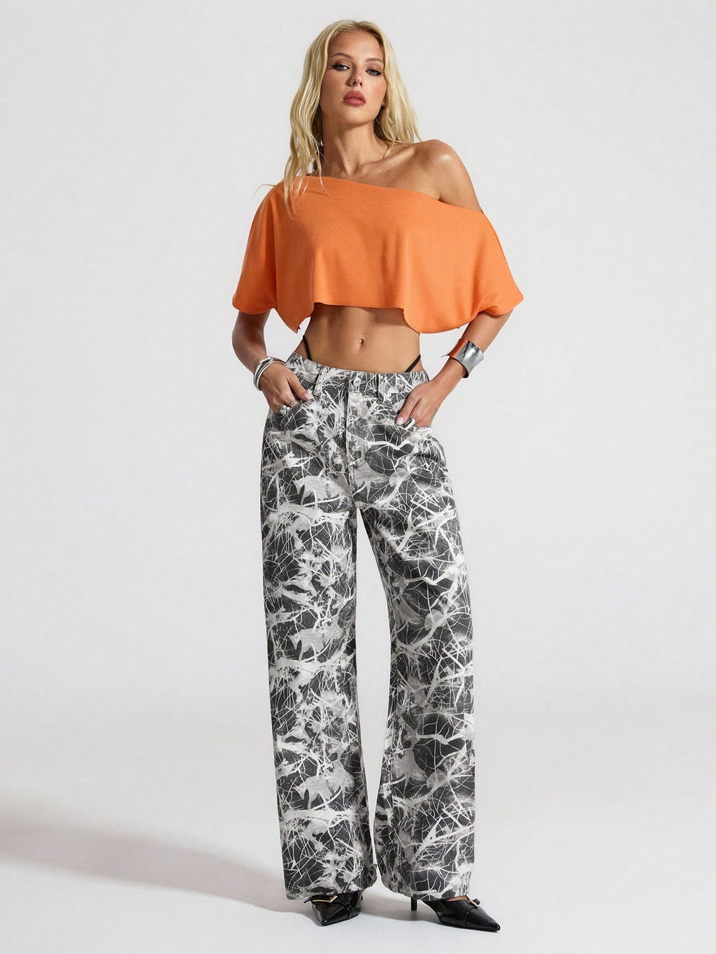 Jeans boyfriend amples en denim avec poches, style délavé et déchiré, pour femmes.