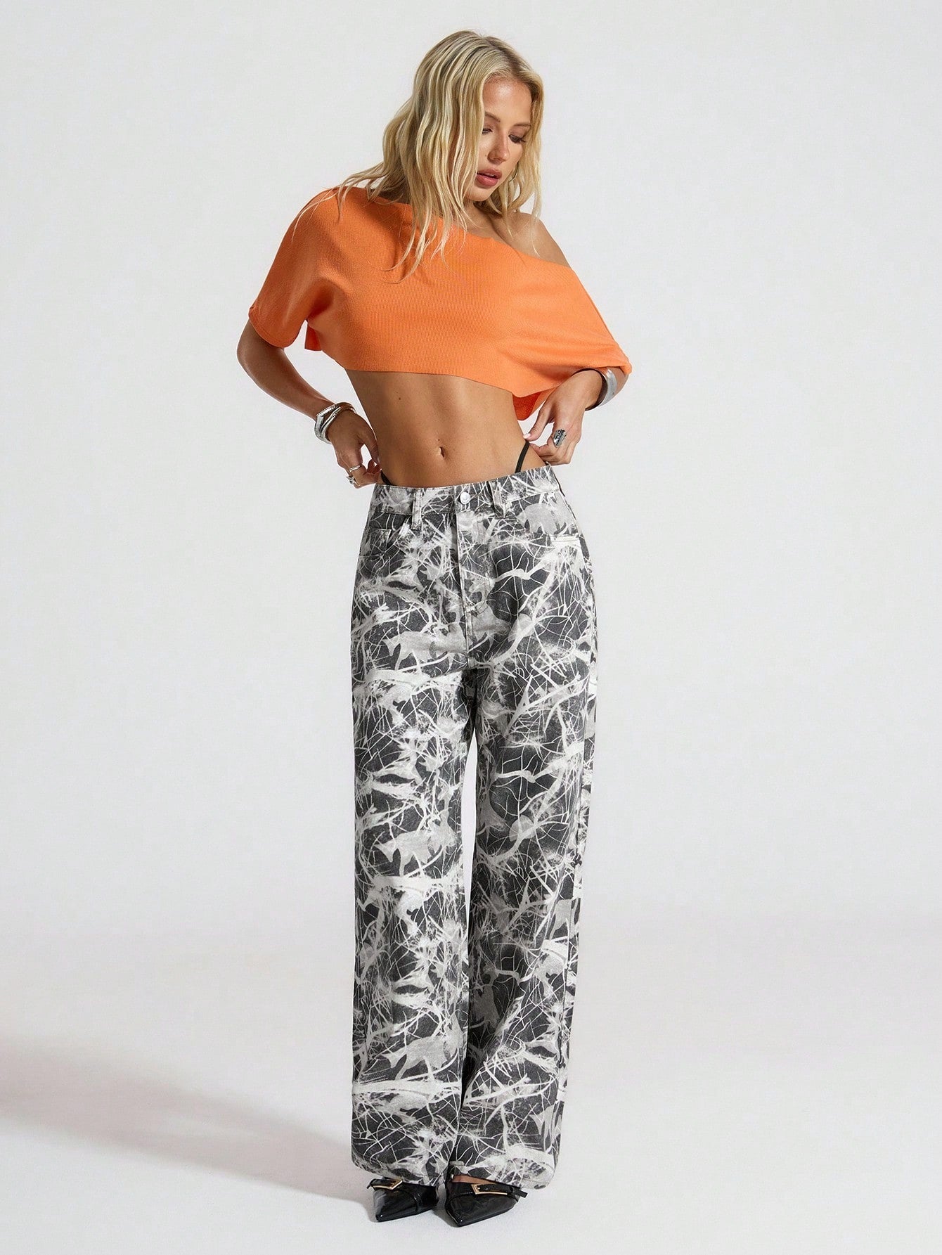 Jeans boyfriend amples en denim avec poches, style délavé et déchiré, pour femmes.