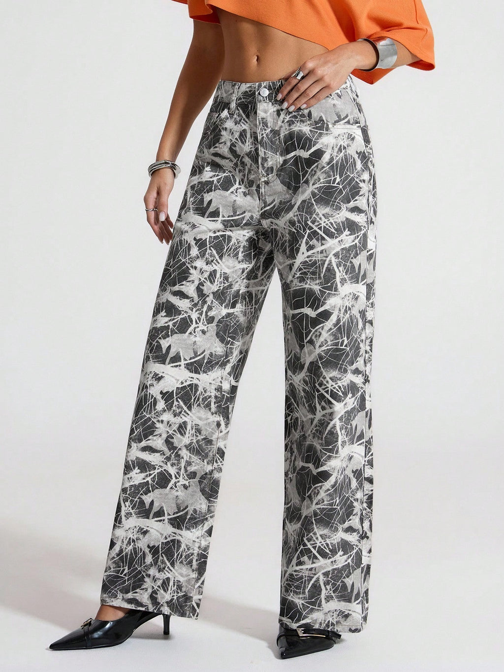 Jeans boyfriend amples en denim avec poches, style délavé et déchiré, pour femmes.