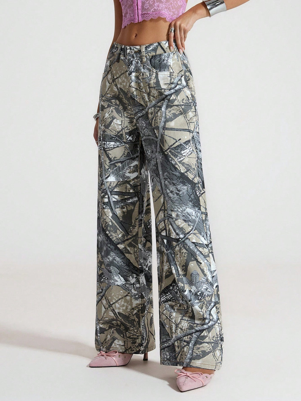 Jeans boyfriend amples en denim avec poches, style délavé et déchiré, pour femmes.