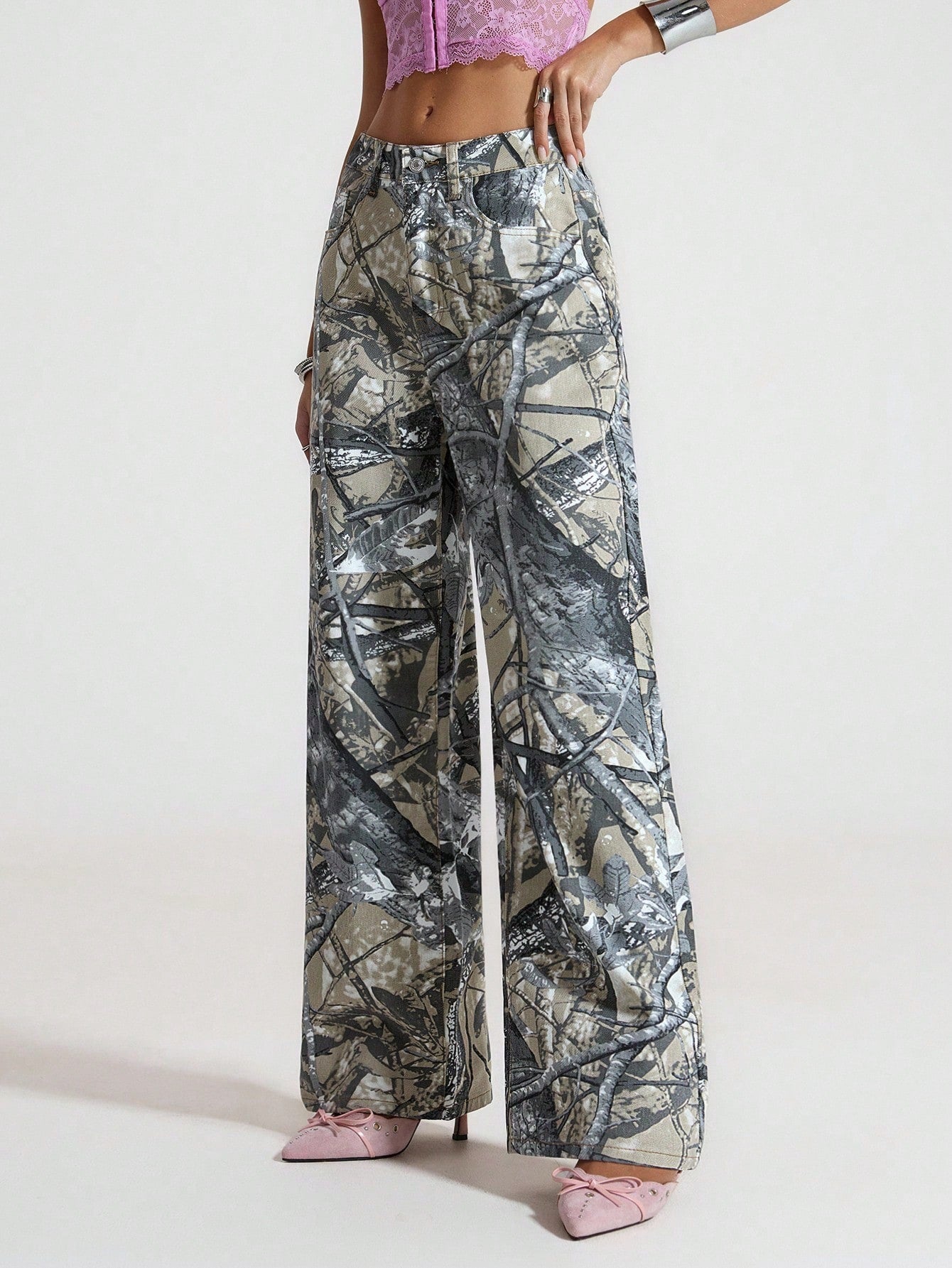 Jeans boyfriend amples en denim avec poches, style délavé et déchiré, pour femmes.