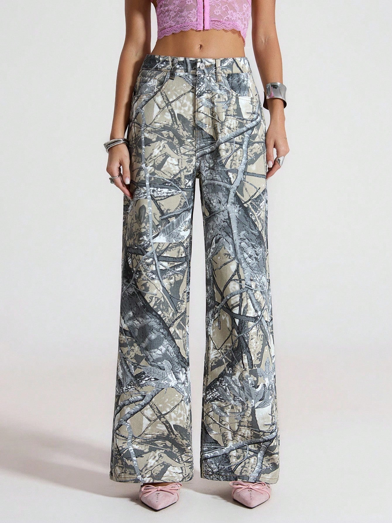 Jeans boyfriend amples en denim avec poches, style délavé et déchiré, pour femmes.