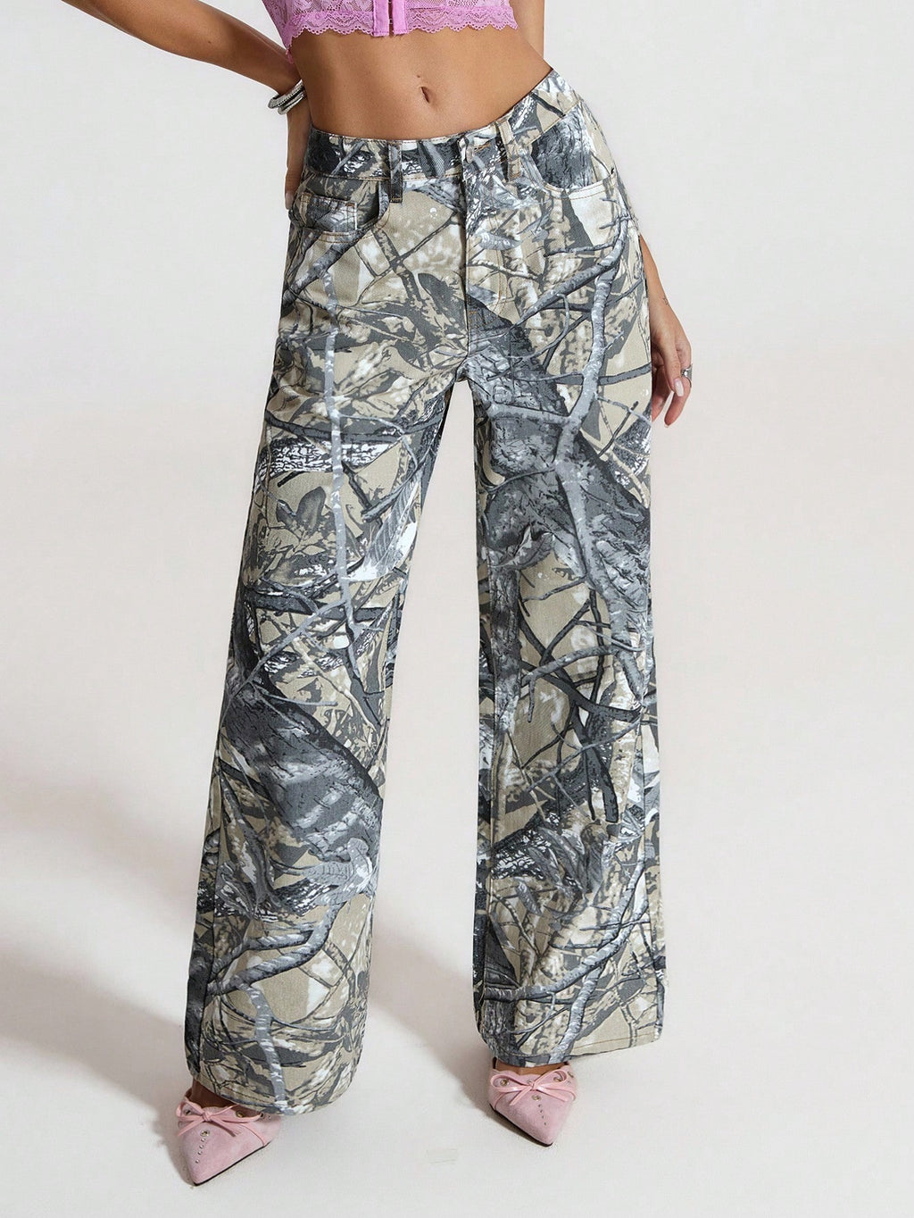 Jeans boyfriend amples en denim avec poches, style délavé et déchiré, pour femmes.