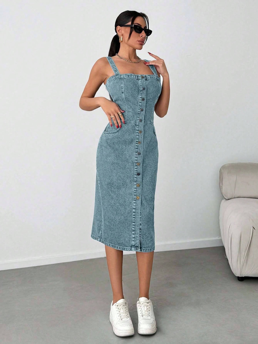 Robe mi-longue en denim avec boutons, poches obliques