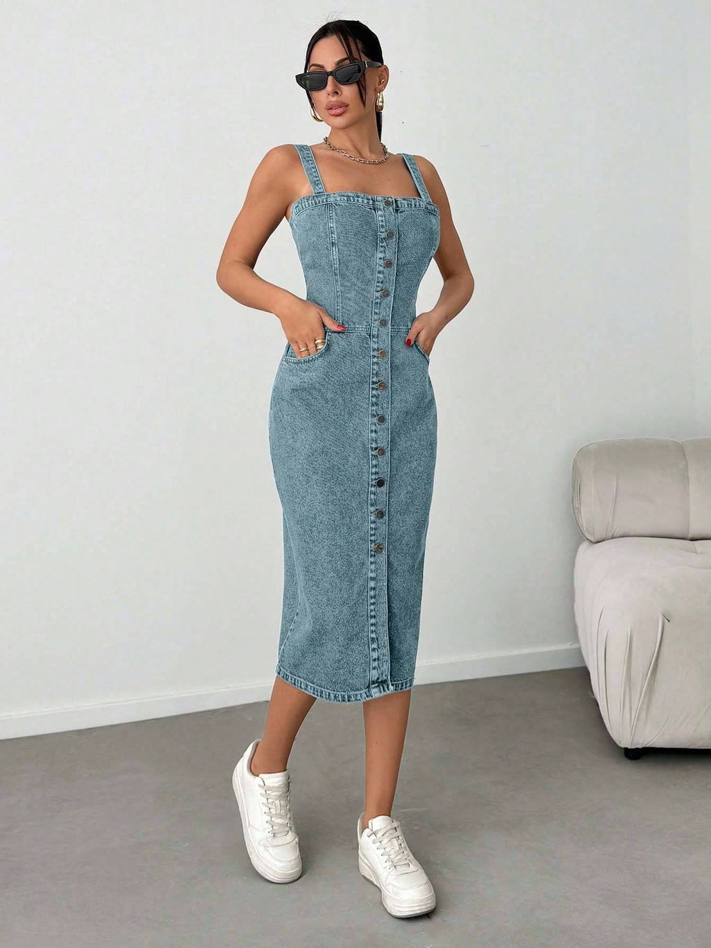 Robe mi-longue en denim avec boutons, poches obliques