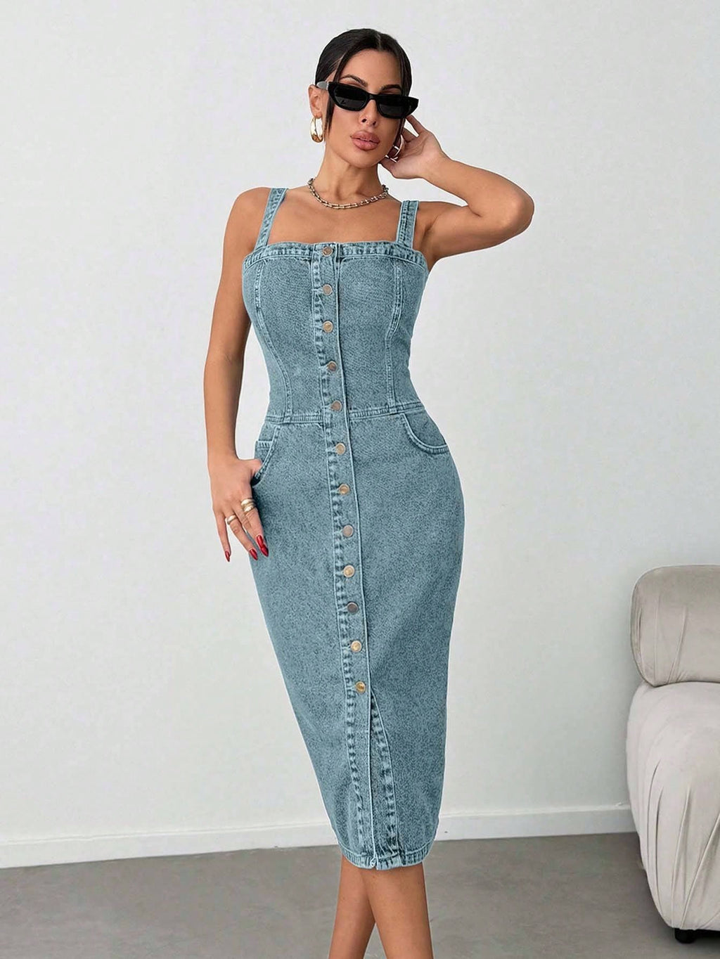 Robe mi-longue en denim avec boutons, poches obliques