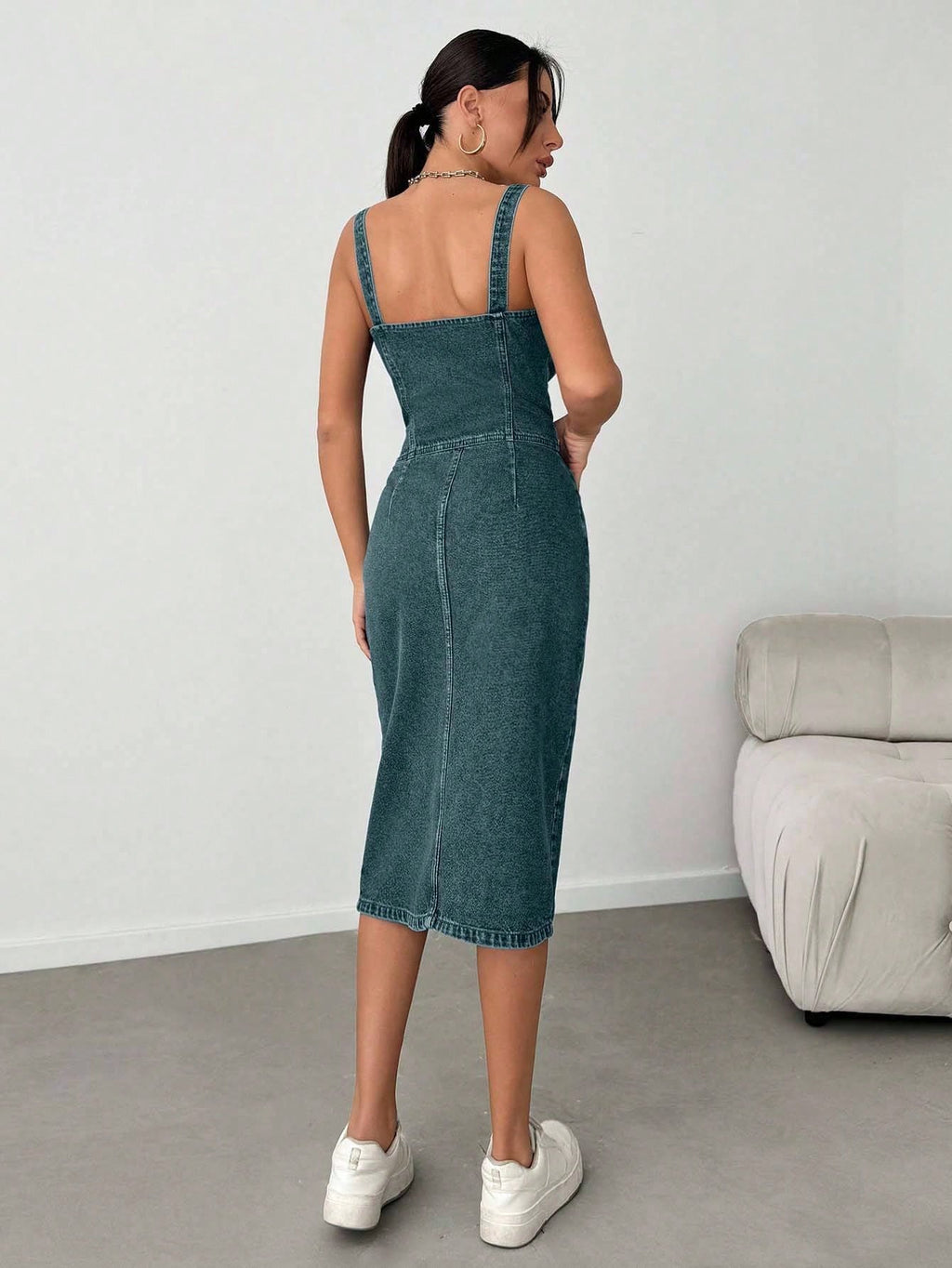 Robe mi-longue en denim avec boutons, poches obliques