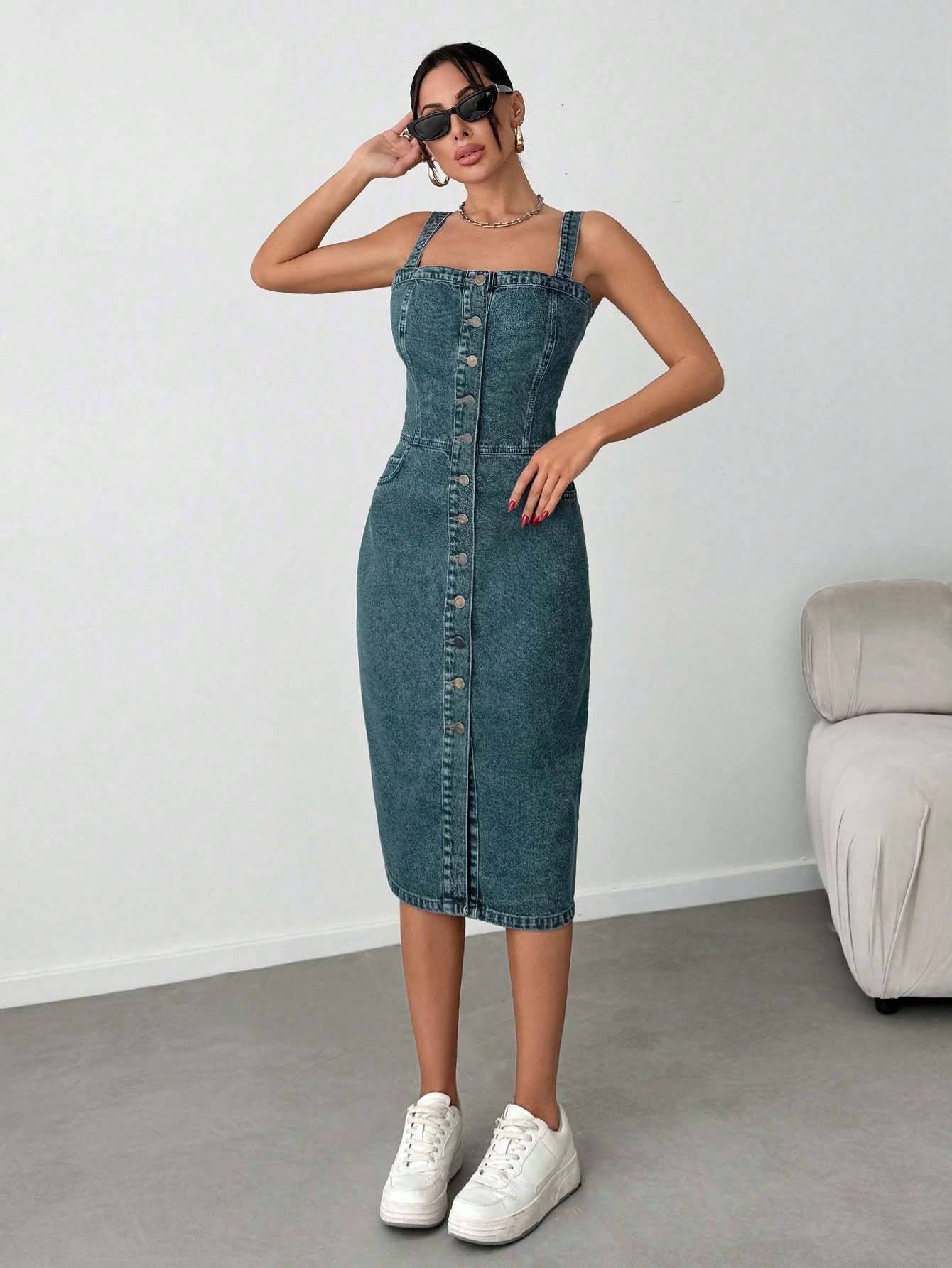 Robe mi-longue en denim avec boutons, poches obliques