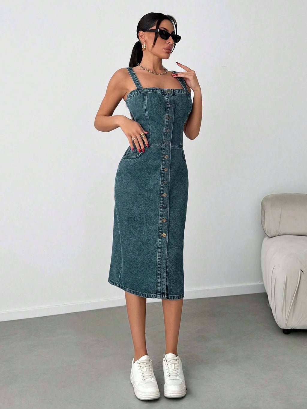 Robe mi-longue en denim avec boutons, poches obliques