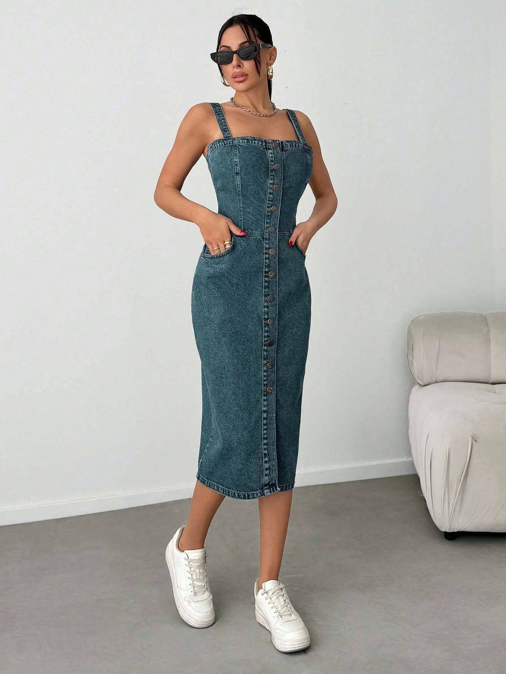 Robe mi-longue en denim avec boutons, poches obliques