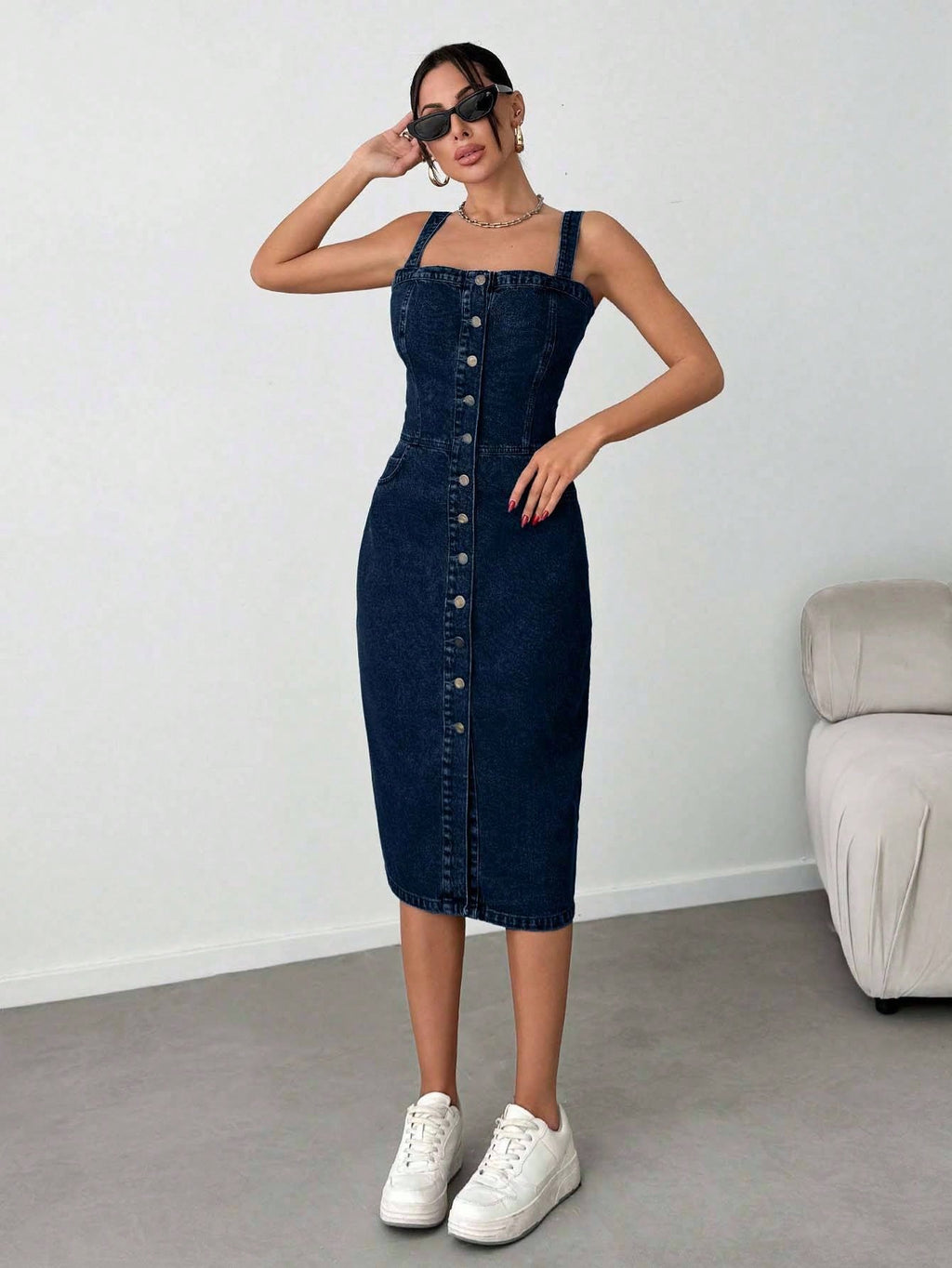 Robe mi-longue en denim avec boutons, poches obliques