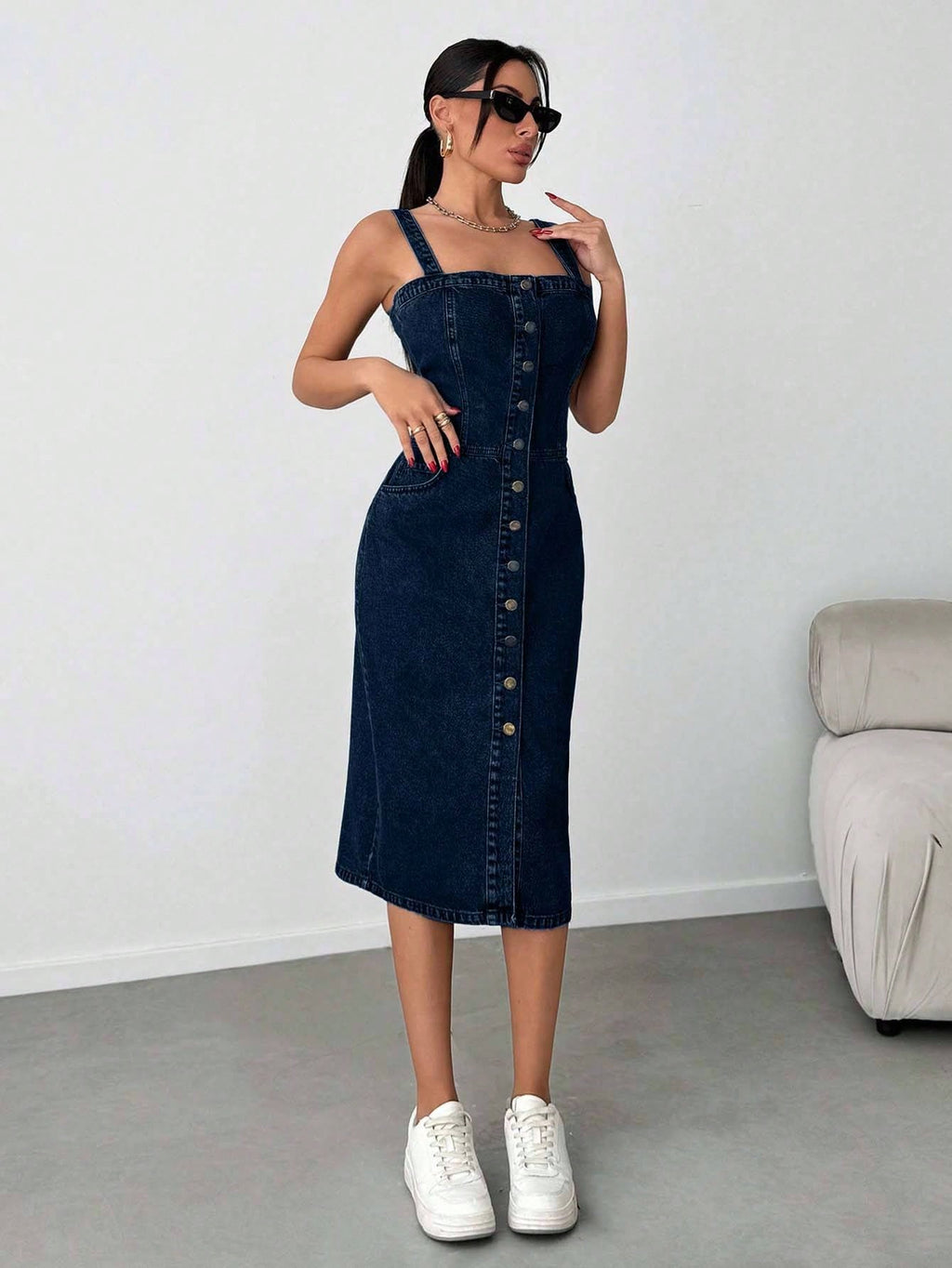 Robe mi-longue en denim avec boutons, poches obliques
