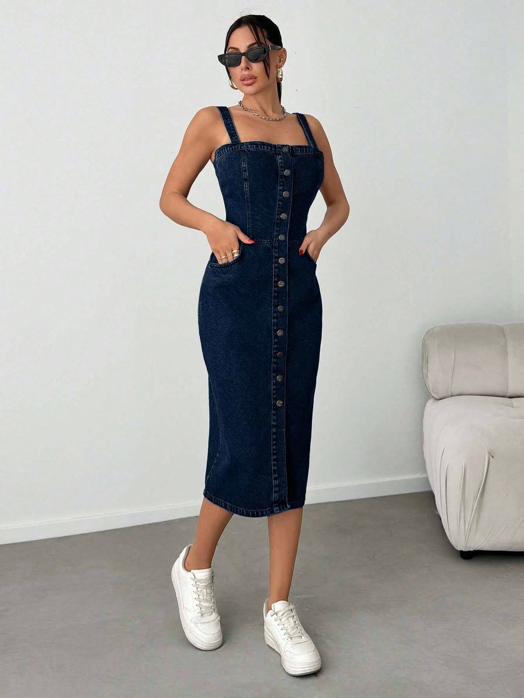 Robe mi-longue en denim avec boutons, poches obliques
