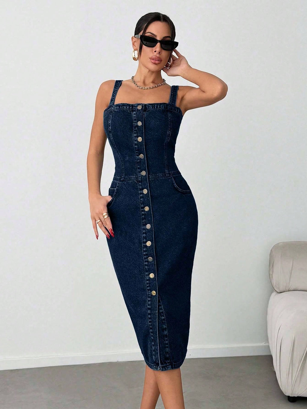 Robe mi-longue en denim avec boutons, poches obliques