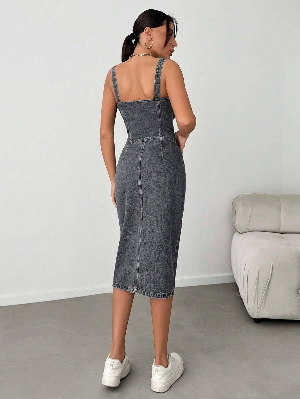 Robe mi-longue en denim avec boutons, poches obliques