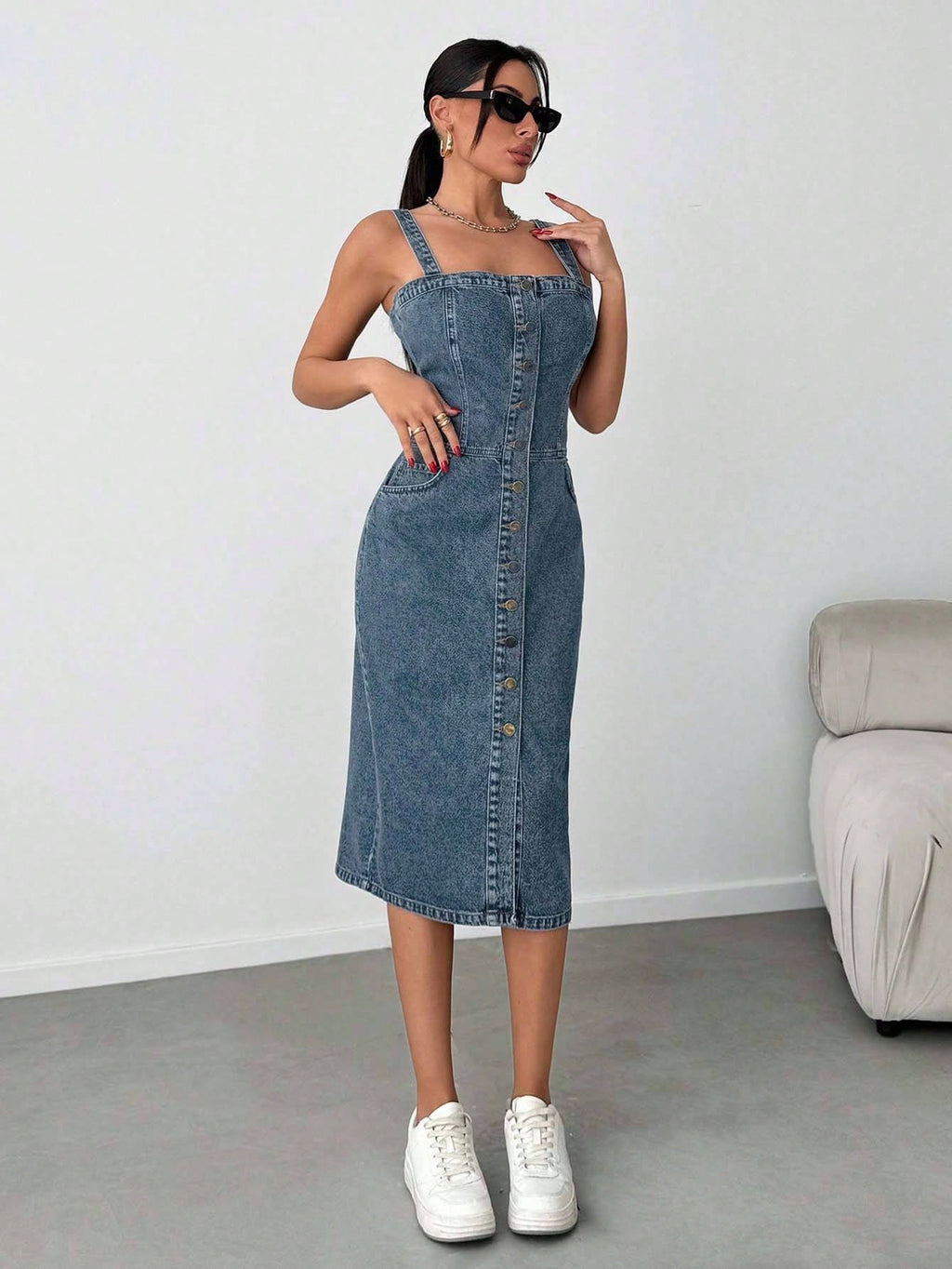 Robe mi-longue en denim avec boutons, poches obliques