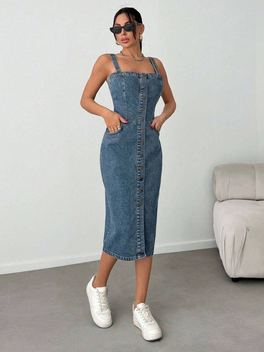 Robe mi-longue en denim avec boutons, poches obliques