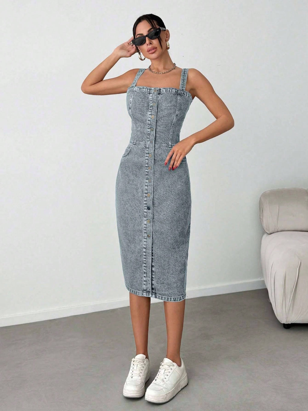 Robe mi-longue en denim avec boutons, poches obliques