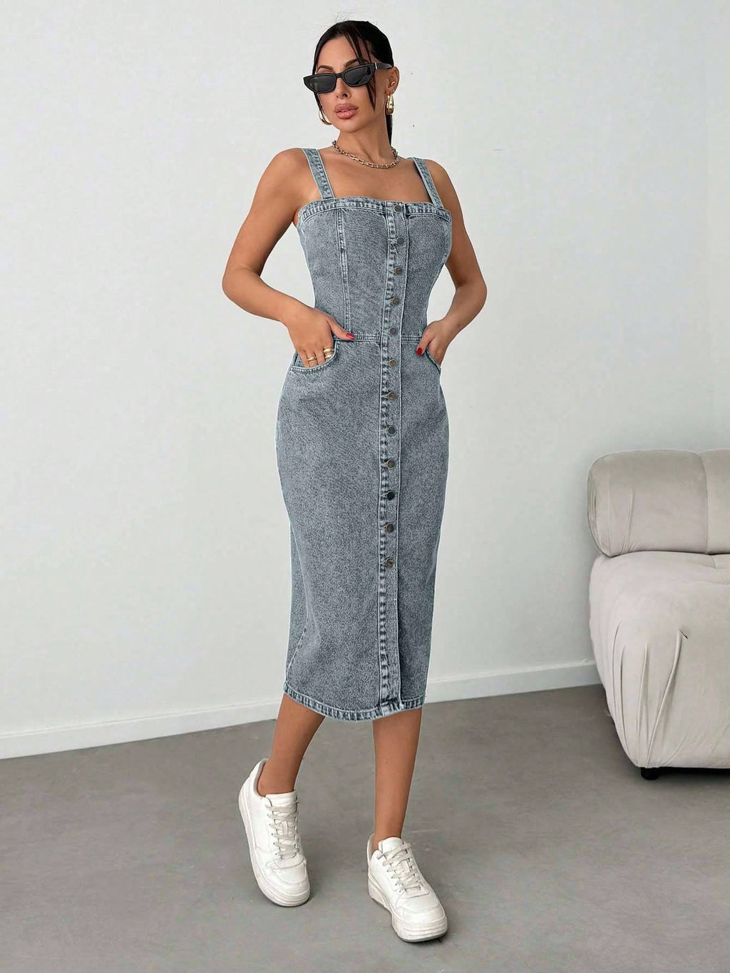 Robe mi-longue en denim avec boutons, poches obliques