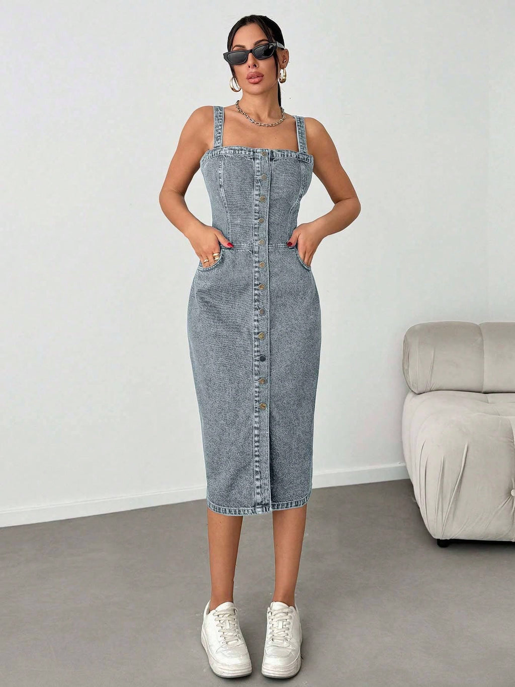Robe mi-longue en denim avec boutons, poches obliques