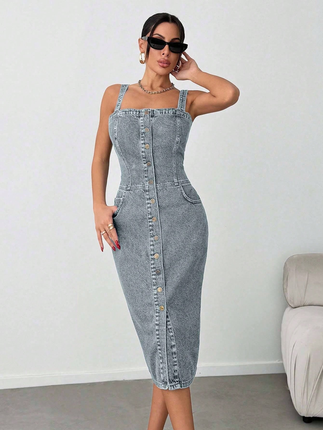 Robe mi-longue en denim avec boutons, poches obliques