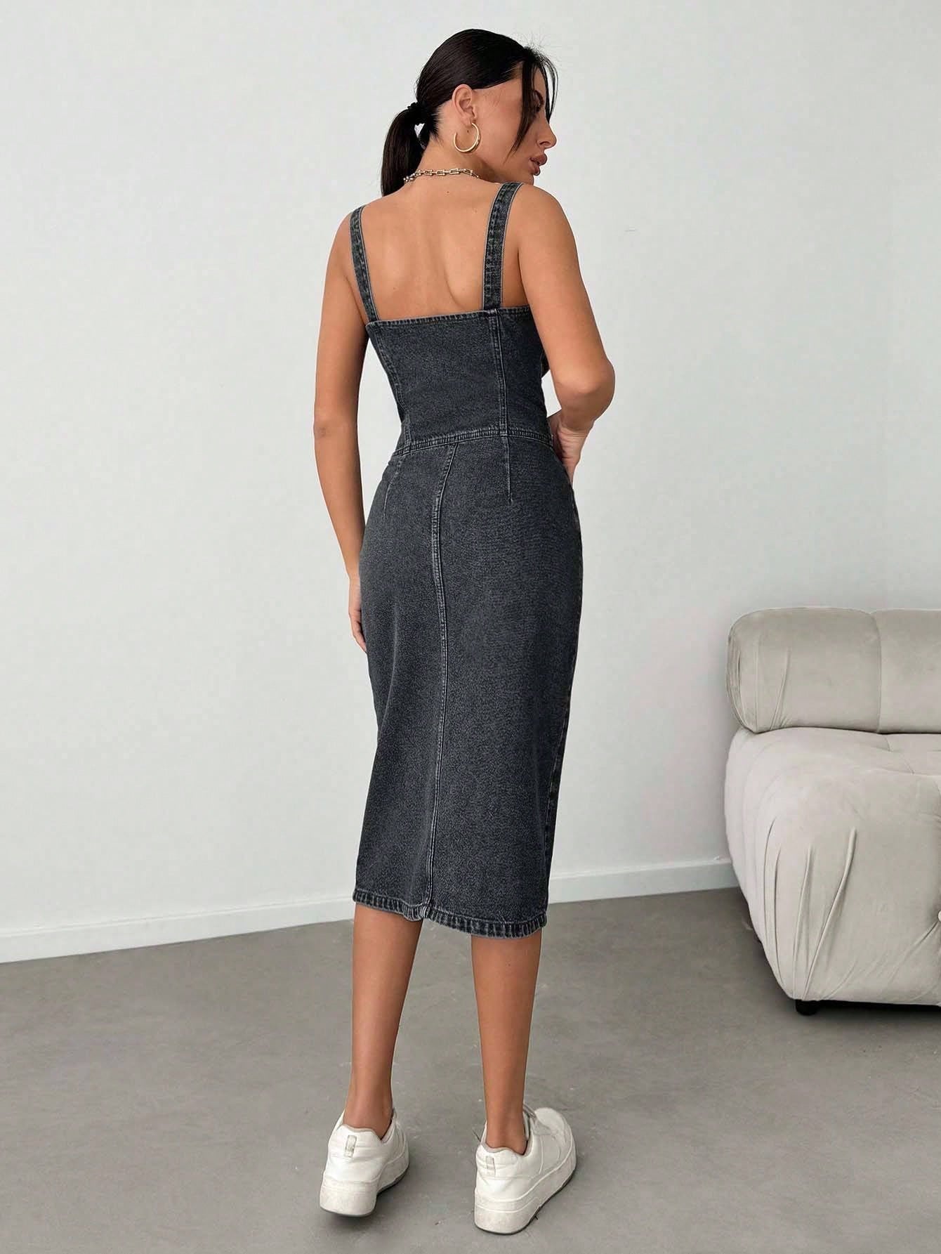 Robe mi-longue en denim avec boutons, poches obliques