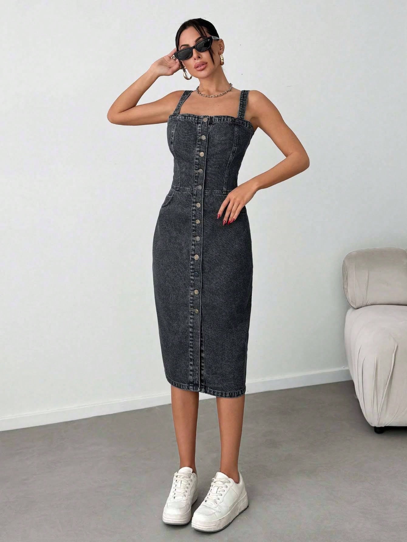 Robe mi-longue en denim avec boutons, poches obliques