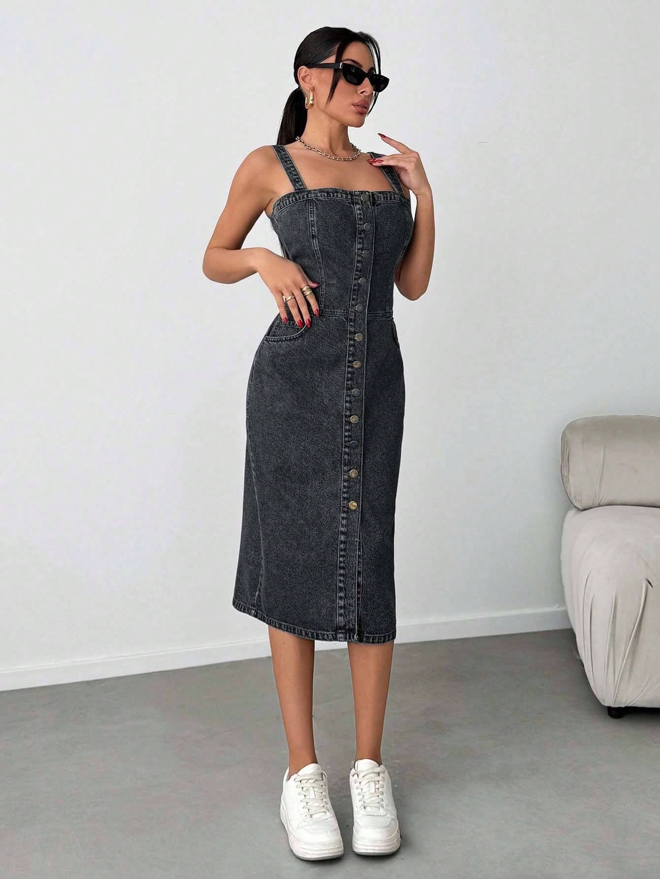 Robe mi-longue en denim avec boutons, poches obliques