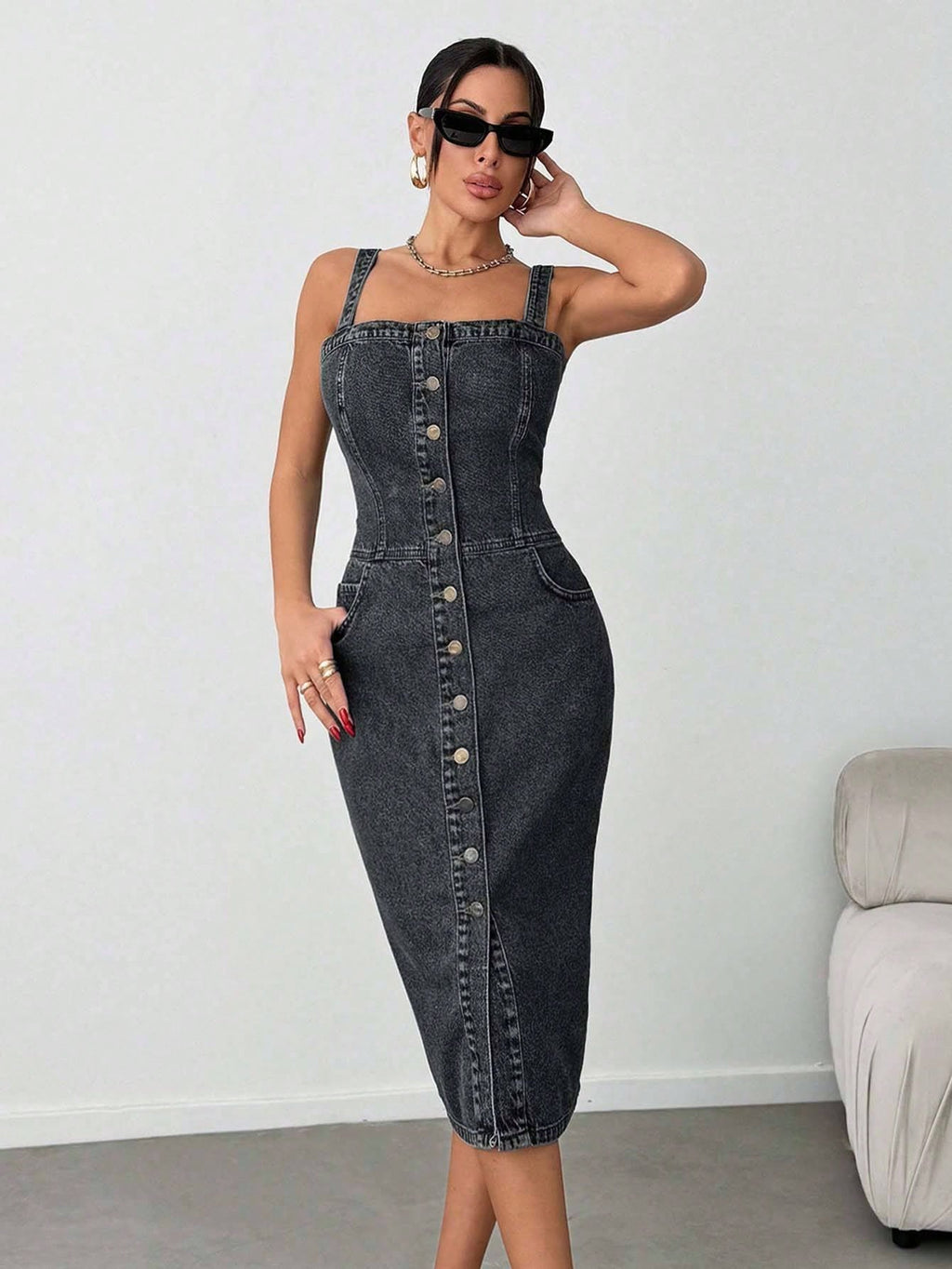 Robe mi-longue en denim avec boutons, poches obliques