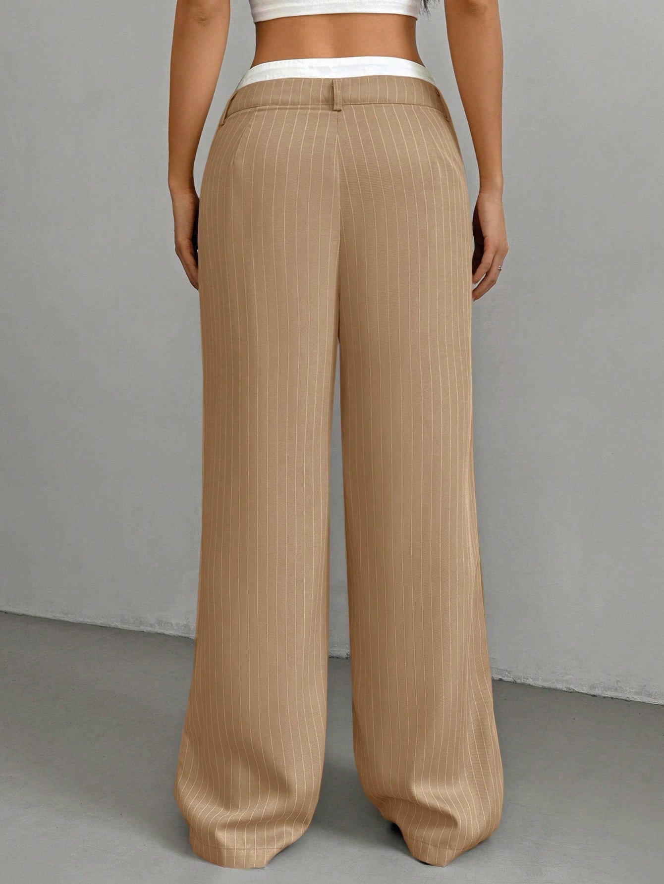 SHEIN EZwear Pantalon large de costume à jambes larges plissées pour femmes avec bande de taille en blocs de couleur