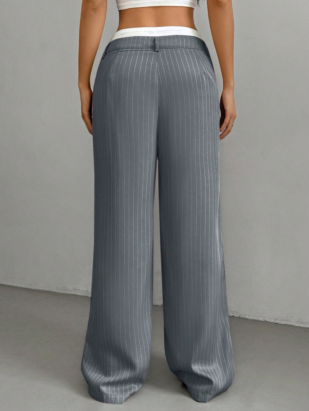 SHEIN EZwear Pantalon large de costume à jambes larges plissées pour femmes avec bande de taille en blocs de couleur
