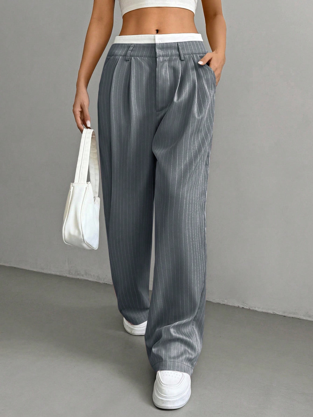 SHEIN EZwear Pantalon large de costume à jambes larges plissées pour femmes avec bande de taille en blocs de couleur
