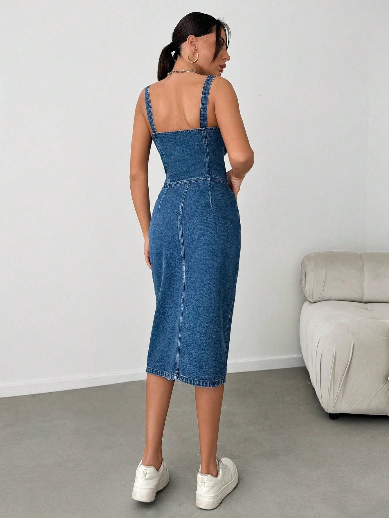 Robe mi-longue en denim avec boutons, poches obliques